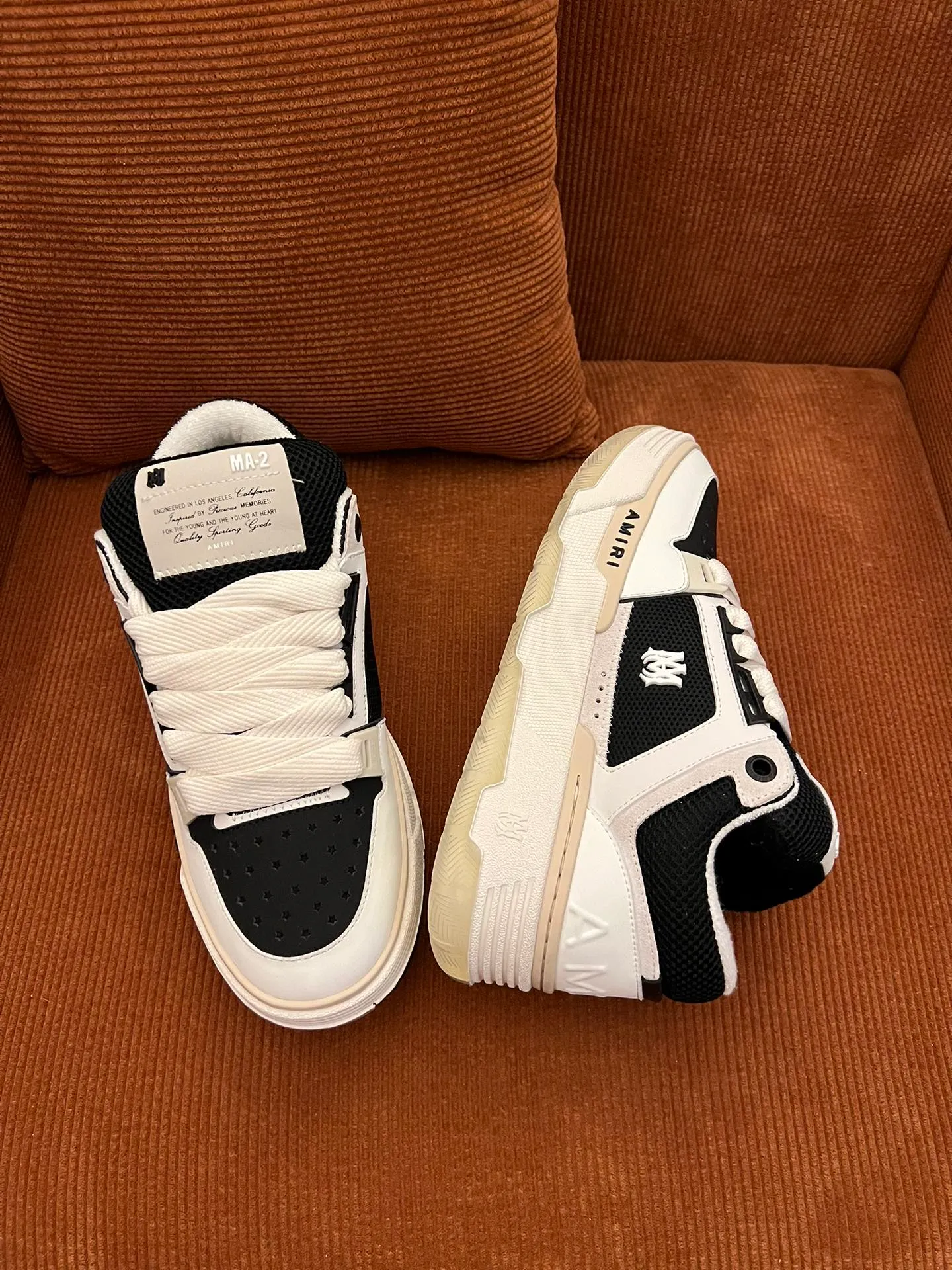 p620💰Men's shoes Amiri Emile's 2023 spring and summer new MA-1 bread shoes, couple models, casual sports shoes, sneakers Amiri gave up the rock punk style in the new season and used a large number of unsaturated colors, Morandi tones, whether you see or wear them, it will make people very happy. The large tongue of the bread shoes continues, shortens the length of the shoe body, thickens the midsole, and the toe part is more rounded. Amiri's brand letters and MA logo appear on the side of the shoe. Fabric: Original customized imported first-layer cowhide + mesh. Lining: Original customized breathable towel lining. Outsole. Foam combination material. Bottom thickness: 4CM. Size: Men's 39-45